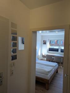Un dormitorio con una cama y un escritorio y una ventana. en City Apartment - Heinrich der Löwe - City Center - Keybox - 3 Persons, en Brunswick