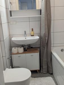 Un baño blanco con lavabo e inodoro. en City Apartment - Heinrich der Löwe - City Center - Keybox - 3 Persons, en Brunswick