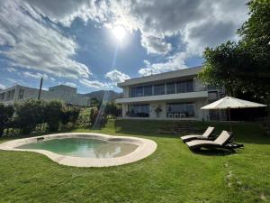 Swimmingpoolen hos eller tæt på プライベートヴィラ極海静邸 gokkai seitei