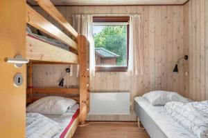een slaapkamer met twee stapelbedden en een raam bij 30306-Odder-Hougaardsvej-6-A in Odder