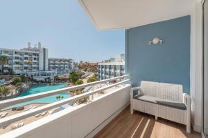balcón con vistas a la playa y a los edificios en Studio Golf del Sur, en San Miguel de Abona