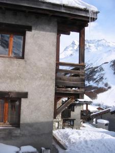 a building with a view of a snow covered mountain at Résidence Trolle-soldanelle - 2 Pièces pour 5 Personnes MAE-2493 in Bonneval-sur-Arc +3 photos