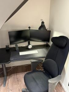 Μια τηλεόραση ή/και κέντρο ψυχαγωγίας στο Stylish apartment with parking