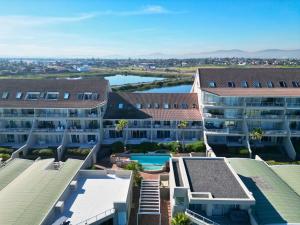 una vista aérea de un complejo de apartamentos con piscina en Dolphin View Cabana Beach House, en Cape Town