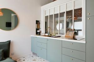 spogliatoio con bancone e specchio di L'Ogive - Charmant appartement au coeur de Clisson a Clisson Altre 9 foto