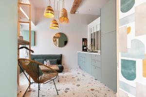un soggiorno con una sedia e un divano di L'Ogive - Charmant appartement au coeur de Clisson a Clisson