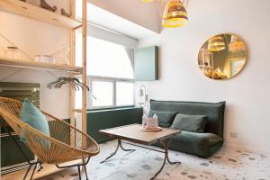 un soggiorno con un divano e un tavolo di L'Ogive - Charmant appartement au coeur de Clisson a Clisson