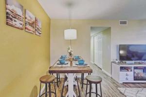 Μια τηλεόραση ή/και κέντρο ψυχαγωγίας στο Relaxing Sedona Retreat - Walk to Shops & Trails