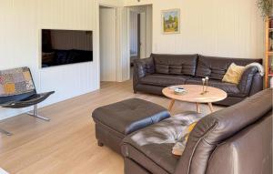 Telewizja i/lub zestaw kina domowego w obiekcie 4 Bedroom Pet Friendly Home In Rønde