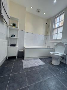 Koupelna v ubytování Elegant Boutique Flat in Historic Chislehurst + 17 fotografií