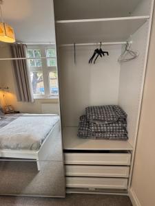 Postel nebo postele na pokoji v ubytování Elegant Boutique Flat in Historic Chislehurst