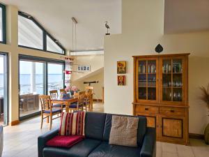 ザスニッツにあるVilla Friede-Marie, Penthouse Lenea und Sophieのソファのあるリビングルームとダイニングルーム