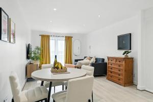 Una sala de estar con una mesa y sillas y un sofá. en Central Belfast Apartments: Citygate, en Belfast 67 fotos más
