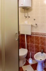 ブドヴァにあるGuest House Mandarinaのトイレと洗面台付きのバスルーム