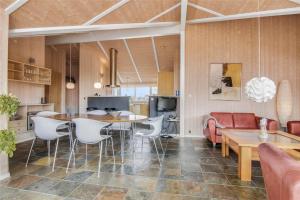 Una cocina y una sala de estar con mesa y sillas. en 40541-Juelsminde-Pot-Strandby-417, en Sønderby