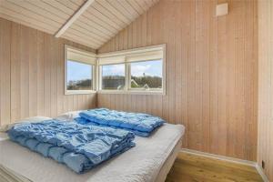 Un dormitorio con dos camas en una habitación con ventana. en 40541-Juelsminde-Pot-Strandby-417, en Sønderby 24 fotos más