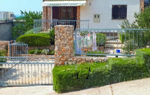 Zahrada ubytování 1 Bedroom Amazing Apartment In Starigrad