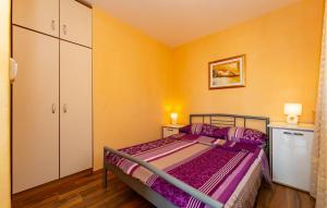 Postel nebo postele na pokoji v ubytování 1 Bedroom Amazing Apartment In Starigrad