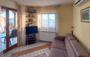 Posezení v ubytování 1 Bedroom Amazing Apartment In Starigrad