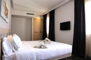 A bed or beds in a room at Hotel A44