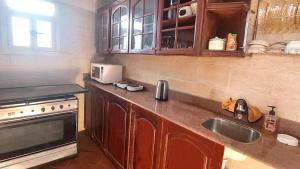 Η κουζίνα ή μικρή κουζίνα στο CHEOPS PYRAMIDS VIEW Apartment
