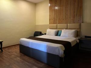 a bedroom with a large bed in a room at GREEN LAKE VIEW RESORTS Heritage in Kodaikānāl