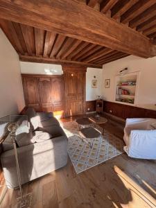 un soggiorno con un divano e un tavolo di Maison intra muros a Langres
