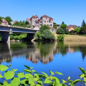 a bridge over a river with buildings in the background at Château Hôtel La Terrasse - Teritoria in Meyronne