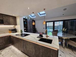 Khu vực ghế ngồi tại Exceptional 3 Bedroom House with Hot Tub