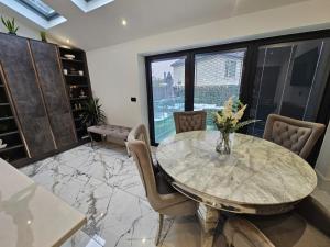 Khu vực ghế ngồi tại Exceptional 3 Bedroom House with Hot Tub +10 ảnh