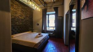 Postel nebo postele na pokoji v ubytování vatican street art