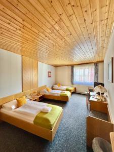 Una cama o camas en una habitación de Hotel die Traube