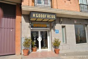 Hotel Godofredo في طليطلة: يوجد متجر أمام متجر به نباتات الفخار