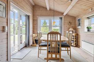 una sala da pranzo con tavolo e sedie di 40505-Juelsminde-Pot-Strandby-326 a Sønderby