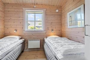 due letti in una stanza con pareti in legno di 40505-Juelsminde-Pot-Strandby-326 a Sønderby Altre 23 foto