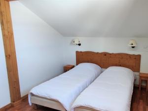 two beds in a room with white sheets at Chalet Mitoyen Duplex 3 Pièces - 6 Pers., Résidence Le Hameau du Puy, Superdevoluy - FR-1-504-447 in Superdevoluy +14 photos
