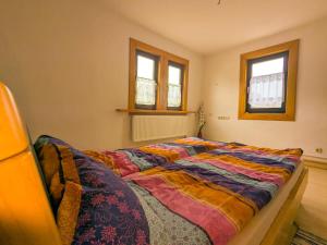 Cama grande en habitación con 2 ventanas en Pension bei Goscha mit Schlossblick, en Braunfels 9 fotos más