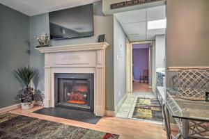 Χώρος καθιστικού στο 306 Oak Square Downtown Retreat