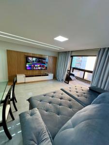 Μια τηλεόραση ή/και κέντρο ψυχαγωγίας στο Apartamento Completo com Vista para o Mar e Wi-Fi 600MB