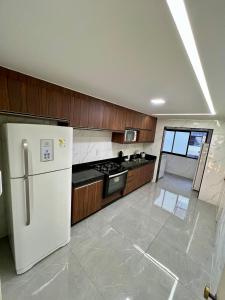 Η κουζίνα ή μικρή κουζίνα στο Apartamento Completo com Vista para o Mar e Wi-Fi 600MB