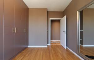 an empty room with a closet and a door at Ultra Luxurious Apartment in Laplje Selo