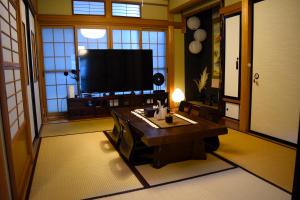高山Suzuri硯的客厅配有大电视和桌子