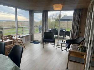 un soggiorno con vista su un patio di 30579-Odder-Dyngby-Havvej-5 a Odder Altre 27 foto