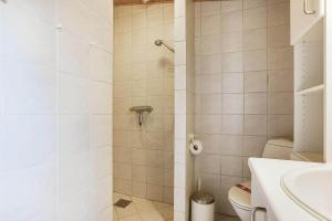 un bagno con doccia, wc e lavandino di 30579-Odder-Dyngby-Havvej-5 a Odder