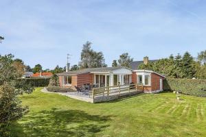 una casa in mattoni rossi con un ampio cortile di 30579-Odder-Dyngby-Havvej-5 a Odder