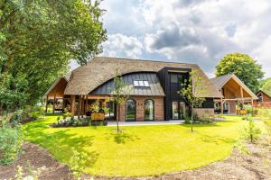 Taman di luar Boerderij Villa met Binnenzwembad & Wellness - 12 personen - Resort Valley