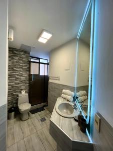 a bathroom with a sink and a toilet at Moderno Depto Av América 2 habitaciones in Cochabamba