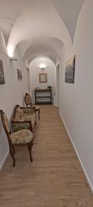 a hallway with chairs and a table in a room at Cà Dossa in Padergnone