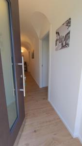 a hallway with a door and a wooden floor at Cà Dossa in Padergnone