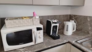 a kitchen counter with a microwave and a coffee maker at Cà Dossa in Padergnone